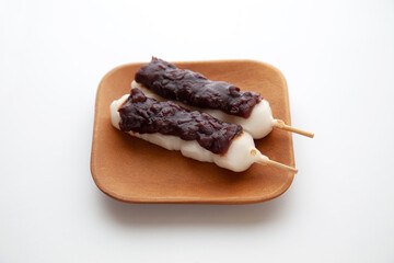 餡子がのった 団子 だんご 和菓子 白背景
