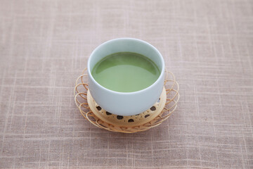 湯気立つ ホット 抹茶 ラテ テーブル