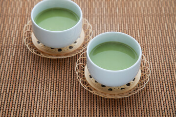 湯気立つ ホット 抹茶 ラテ テーブル