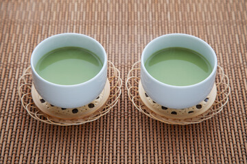 湯気立つ ホット 抹茶 ラテ テーブル