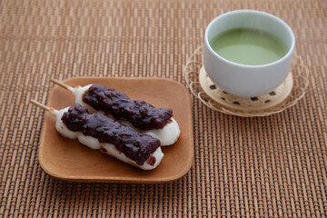 餡子がのった 団子 抹茶 ラテ  テーブルクロス