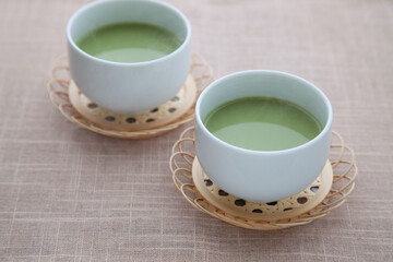 湯気立つ ホット 抹茶 ラテ テーブル