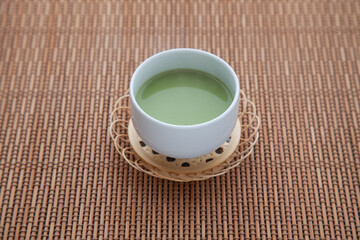 湯気立つ ホット 抹茶 ラテ テーブル