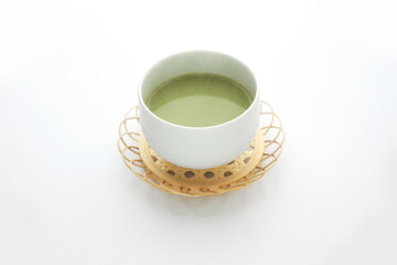 湯気立つ ホット 抹茶 ラテ 白背景