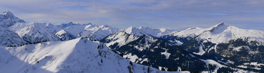 Bergpanorama im Kleinwalsertal mit Widderstein, Walmendingerhorn und Hoher Ifen u.v.m.
