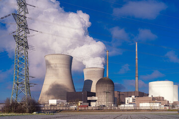 Kernkraftwerk, Atomkraftwerk im Winter mit Kühltürmen, Reaktorblock und Rauchschwade im Winter,...