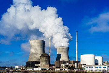 Kernkraftwerk, Atomkraftwerk im Winter mit Kühltürmen, Reaktorblock und Rauchschwade im Winter,...