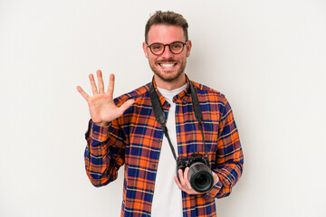 Naklejka premium Young caucasian photograph man isolated on white background smiling cheerful showing number five with fingers.