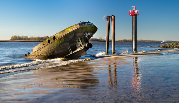 Wrack Elbufer Hamburg Blankenese Strand
