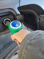 Fare rifornimento di carburante alla propria auto prima di partire per un viaggio