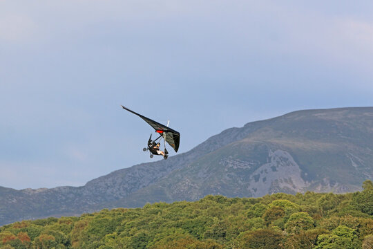 Hang glider coming in to land	