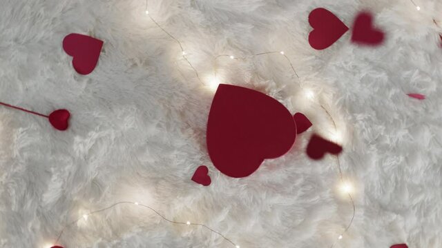 Scatole regalo per la festa degli innamorati di san Valentino su tappeto bianco