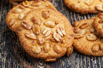 round cookies with roasted peanuts