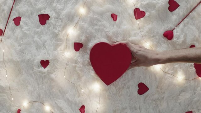 Scatole regalo per la festa degli innamorati di san Valentino su tappeto bianco