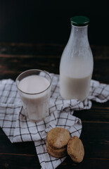 glass of milk and cookies