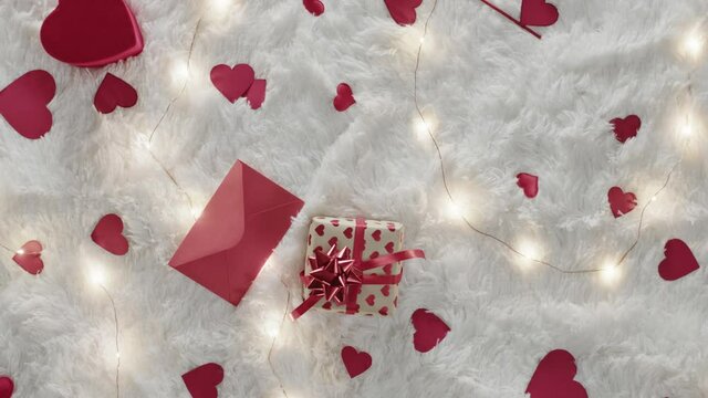 Scatole regalo per la festa degli innamorati di san Valentino su tappeto bianco