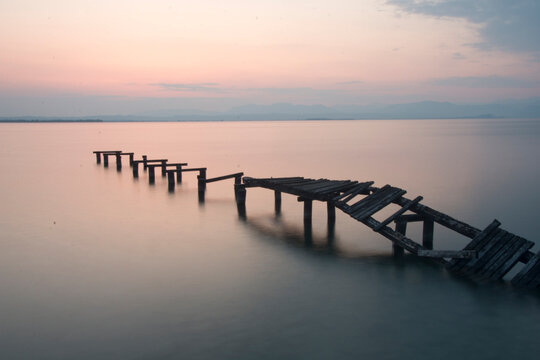 pontile rotto sul lago