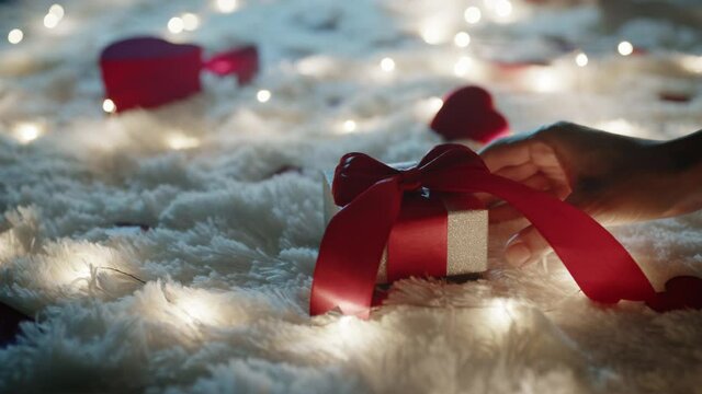 Scatole regalo per la festa degli innamorati di san Valentino su tappeto bianco