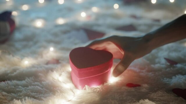 Scatole regalo per la festa degli innamorati di san Valentino su tappeto bianco