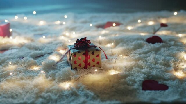 Scatole regalo per la festa degli innamorati di san Valentino su tappeto bianco