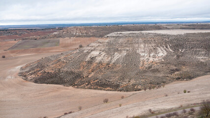 Páramo con parcelas agrícolas en zona rural de  castilla y león