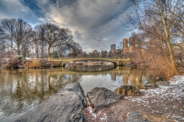 Obraz premium Bow bridge after snow storm