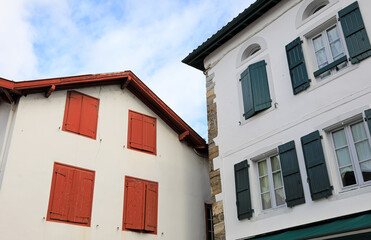 calle de casas con ventanas rojas y verdes en espelette pueblo vasco francés francia 4M0A8200-as21