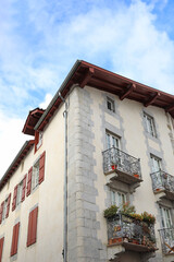 fachada de casa señorial con ventanas rojas en espelette pueblo vasco francés francia 4M0A8213-as21