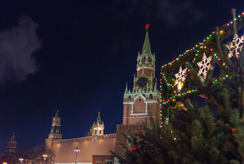 Fototapeta premium view of the Kremlin's Spasskaya tower, photo taken on a winter evening