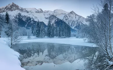 Stickers fenêtre Mont Blanc Reflet du Massif du Mont-Blanc sur un lac gelé en hiver 
