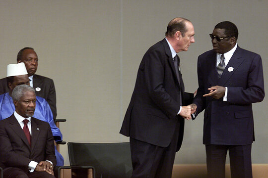 Togo President Gnassingbe Eyadema (R) speaks with French President Jacques Chirac (C) as UN General ..