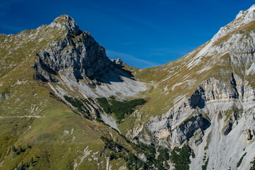 Obraz premium Sommerstimmung in der Morgensonne im Karwendelgebirge in den österreichischen Alpen mit Blick auf das Gumpenjöchl zwischen Gamsjoch und Gumpenspitze