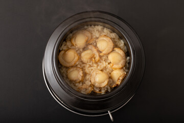 ホタテの釜飯　(ホタテの炊き込みご飯)