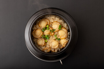 ホタテの釜飯　(ホタテの炊き込みご飯)