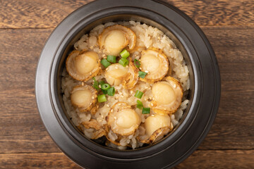 ホタテの釜飯　(ホタテの炊き込みご飯)