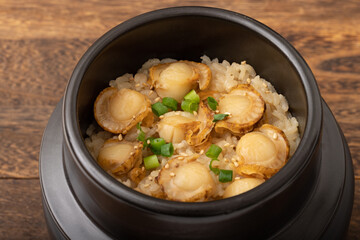 ホタテの釜飯　(ホタテの炊き込みご飯)