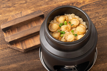 ホタテの釜飯　(ホタテの炊き込みご飯)