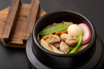 五目釜飯　(鶏五目釜飯)