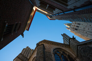 vue sur des monuments historiques et une église de la ville de Bruges en Belgique
