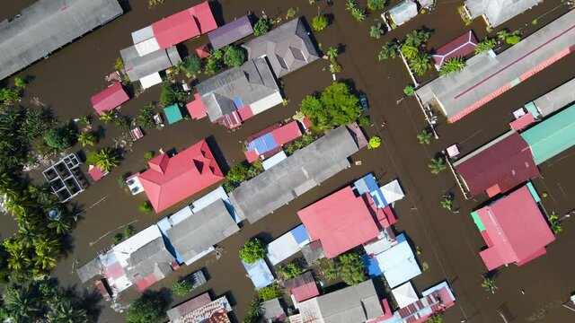 AERIAL TOP DOWN FOOTAGE OF MALAYSIA AFTERMATH BIGGEST FLOOD COVERING MAJOR AREA IN SELANGOR AND KLANG VALLEY. IT SIDE IMPACT FROM THE RAI TYPHOON.