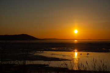 Fototapeta premium 氷が浮かぶ春の湖の夕暮れ サロマ湖 