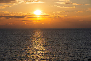 静かな海の夕暮れ
