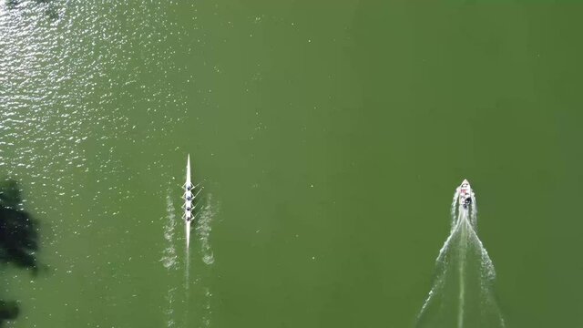 4k vista de drone a remo y bote en laguna