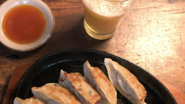 生ビールと焼きたての餃子