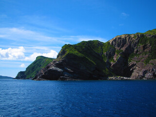 Fototapeta na wymiar 美しい海と岩山の風景