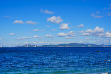 Obraz premium 里浦町の海岸から望む大鳴門橋(徳島県鳴門市)