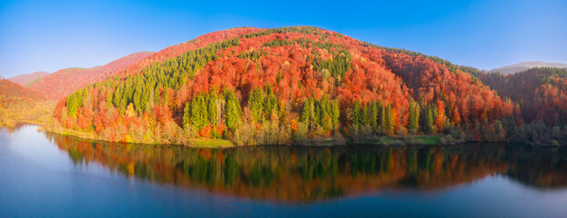 Naklejka premium Alpine lake. Autumn mountain landscape. Drone view.