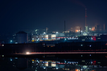 Fototapeta na wymiar The brightly lit petrochemical plant.