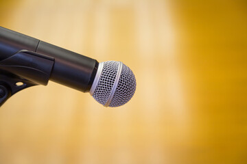 Obraz premium Close up of microphone on a podium in an auditorium