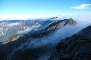 雲海。北アルプスの絶景トレイル。日本の雄大な自然。